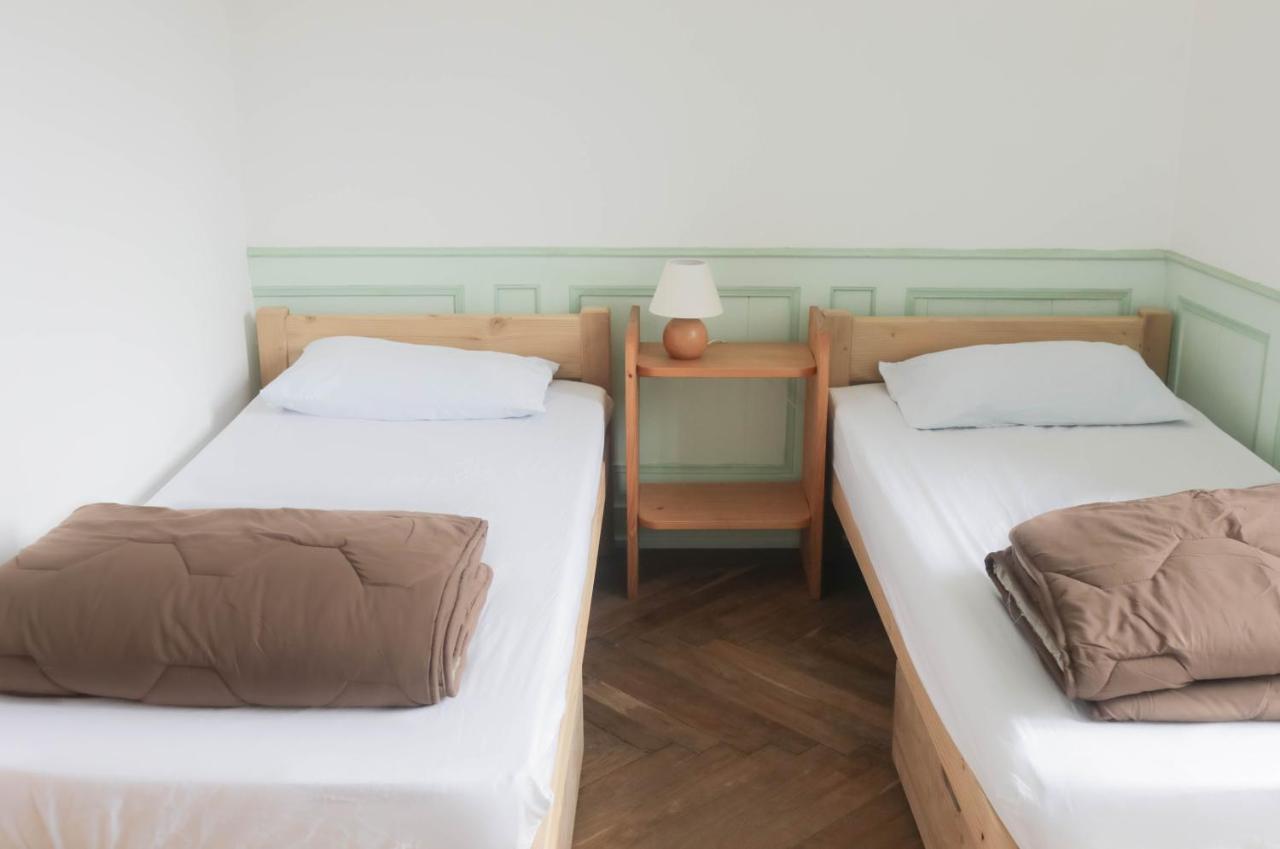 Les Repaires Hotell Nans-sous-Sainte-Anne Exteriör bild
